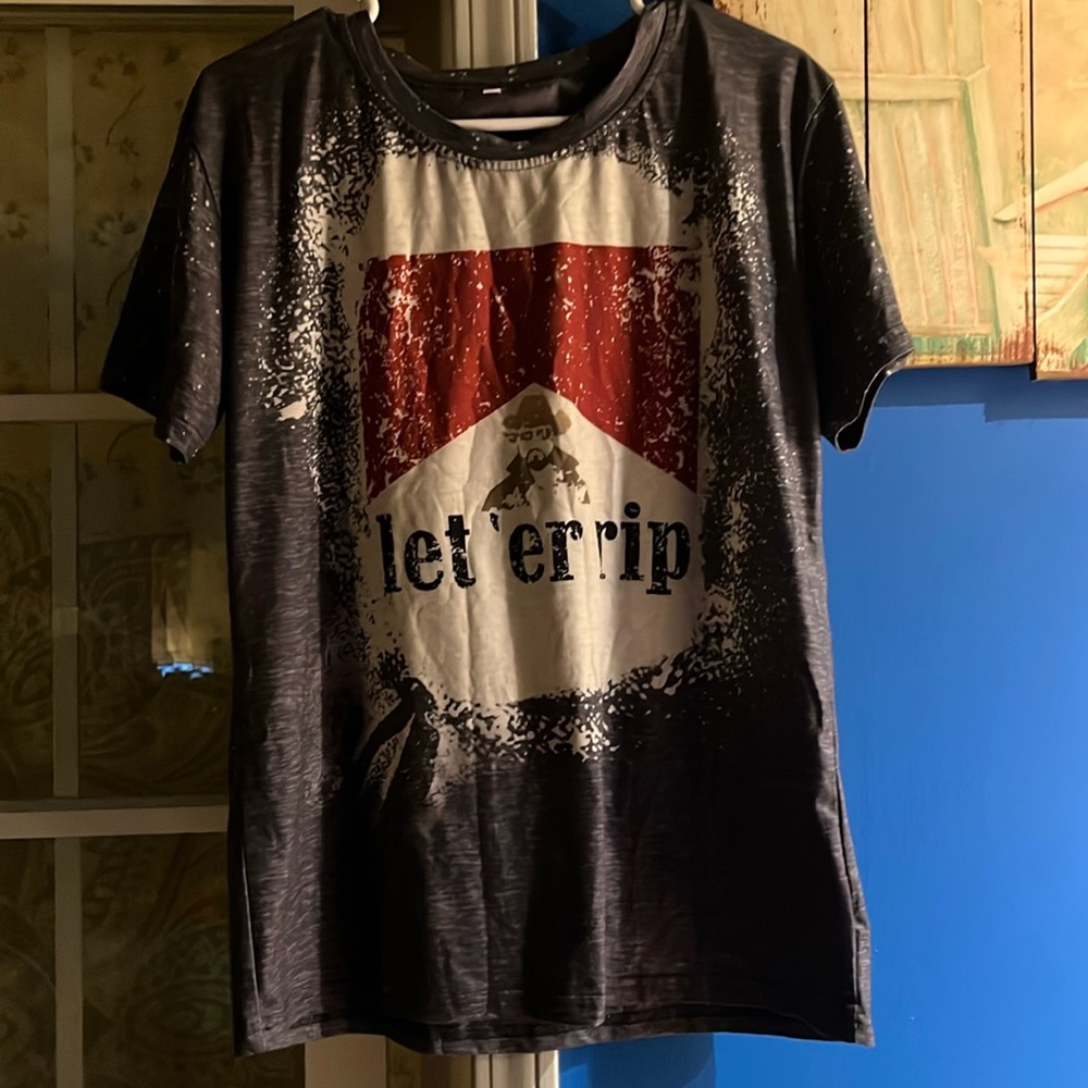 T-shirt size large says let er rip !!